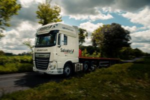 Le camion Salvatori se déplace sur les routes de campagne