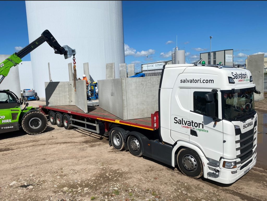 Camion Salvatori chargeant des éléments de construction en Belgique