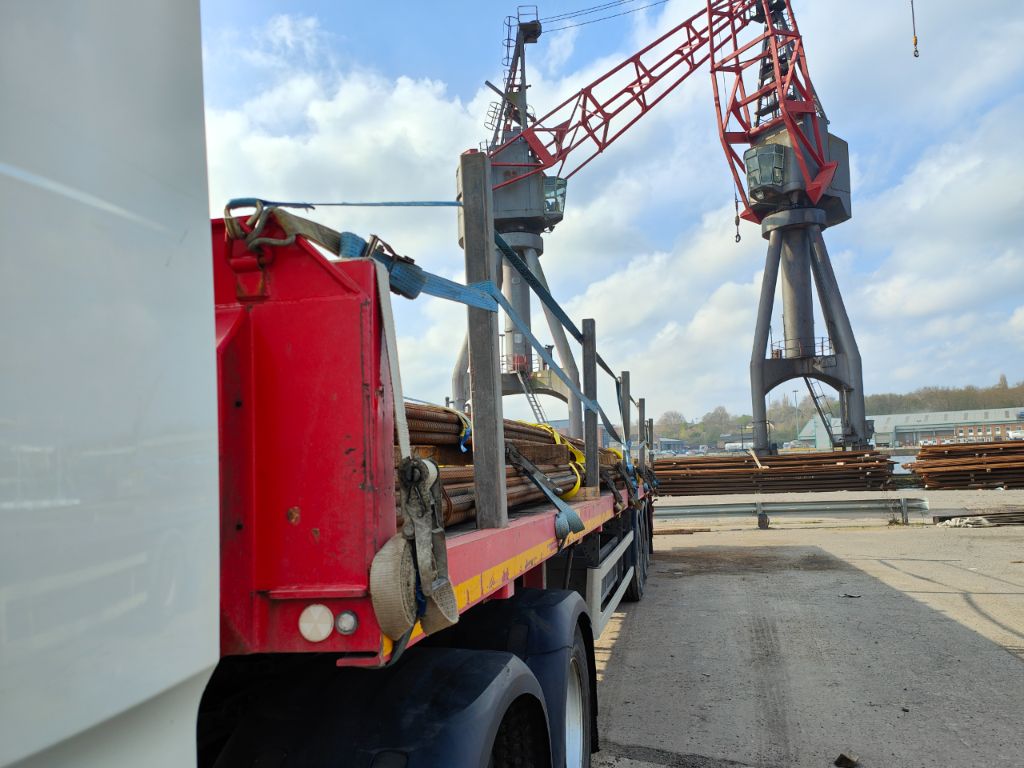 Camion Salvatori dans le port de Douvres chargeant des barres d'acier